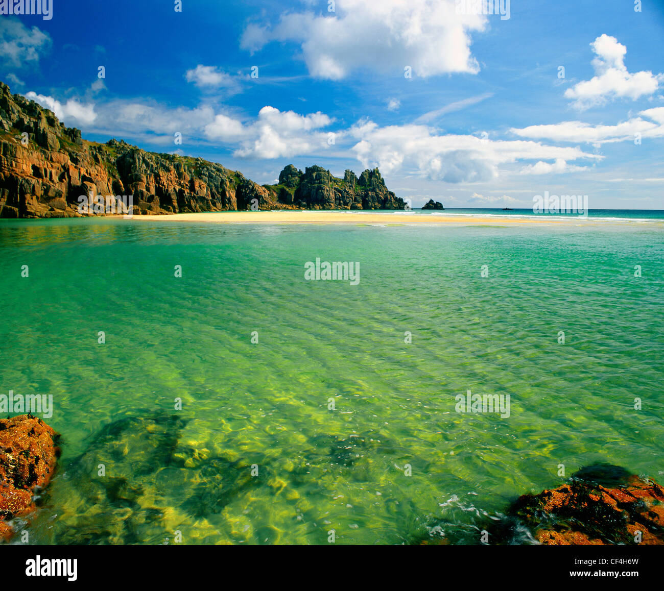 Pedn Vounder Strand befindet sich unter Treen Klippen in der Nähe der Minack Theatre. Stockfoto