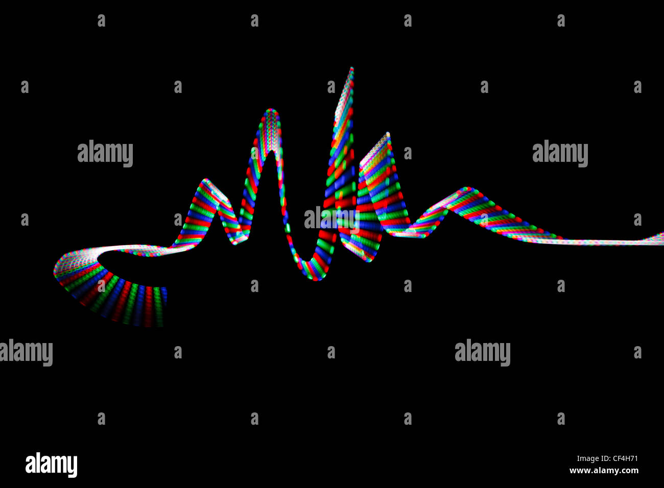 Bunte LED track, in Form von Wellen auf schwarzem Hintergrund. Stockfoto
