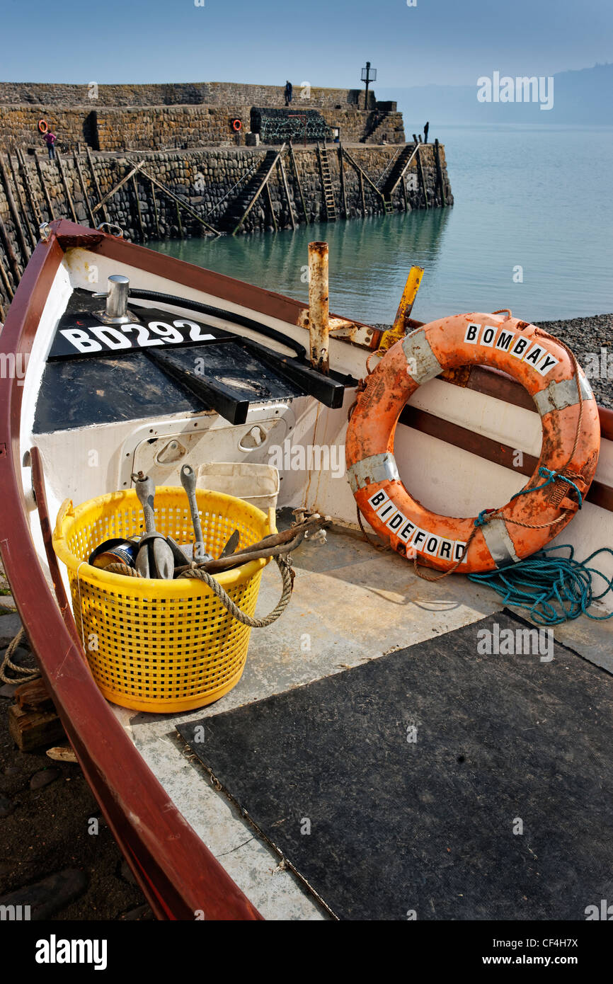 Ein kleines Fischerboot in der berühmten, historischen, Privatbesitz Dorf Clovelly in Nord-Devon. Stockfoto