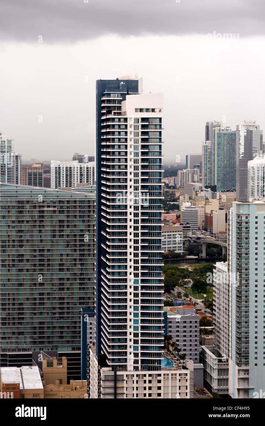 Ein Wohnhaus in Miami, FL unter dicken Gewitterwolken. Stockfoto