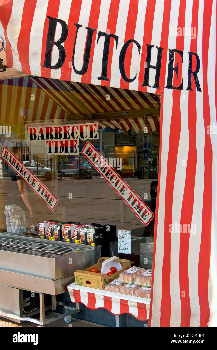 Eine gestreifte Markise über der Ladenfront eines englischen Butcher Shop. Stockfoto