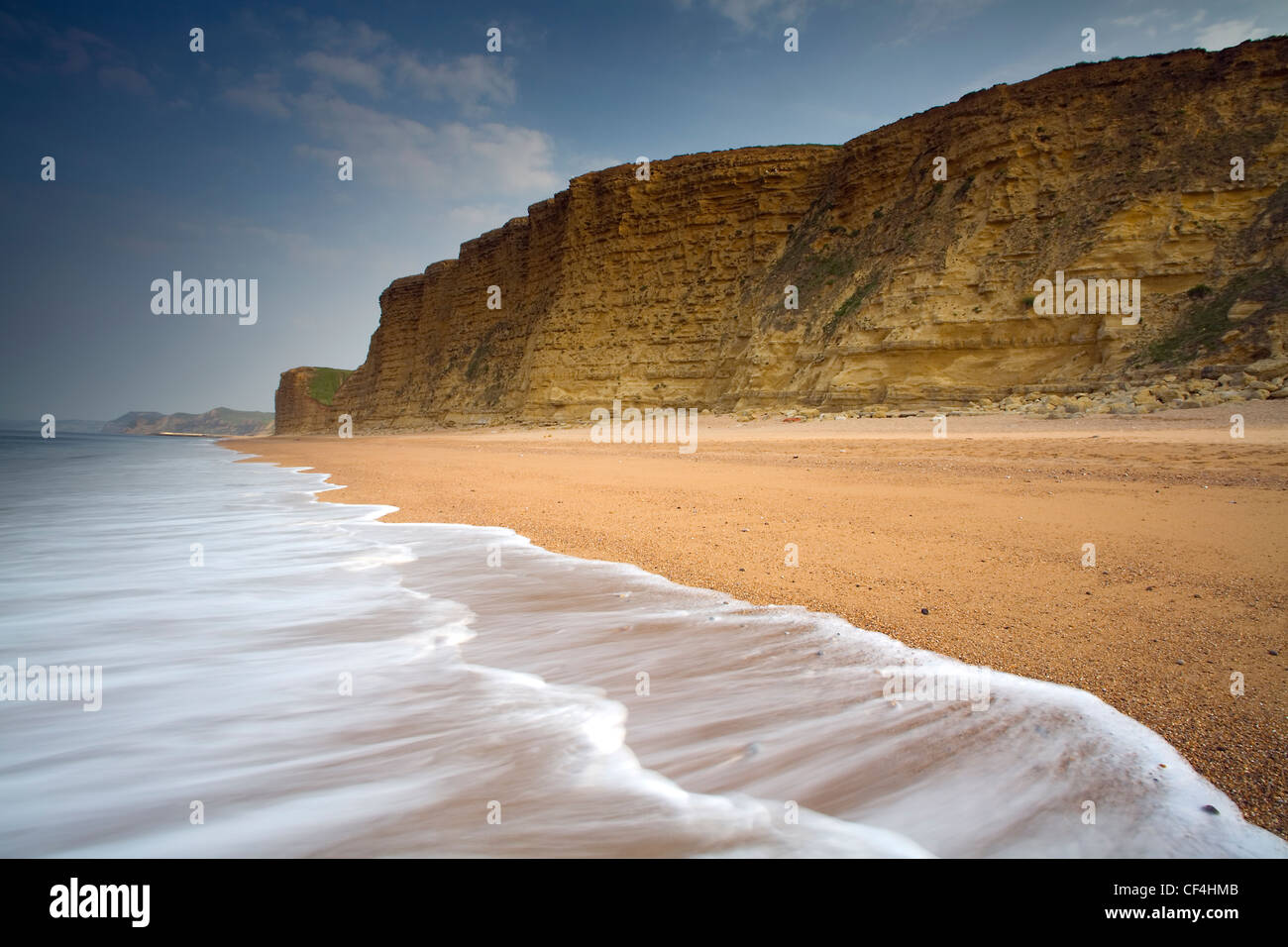 Ein Blick in Richtung Cliff Burton. Die Jurassic Coast besteht aus Trias, Jura und Kreide Klippen aus dem Mesozoikum, Stockfoto