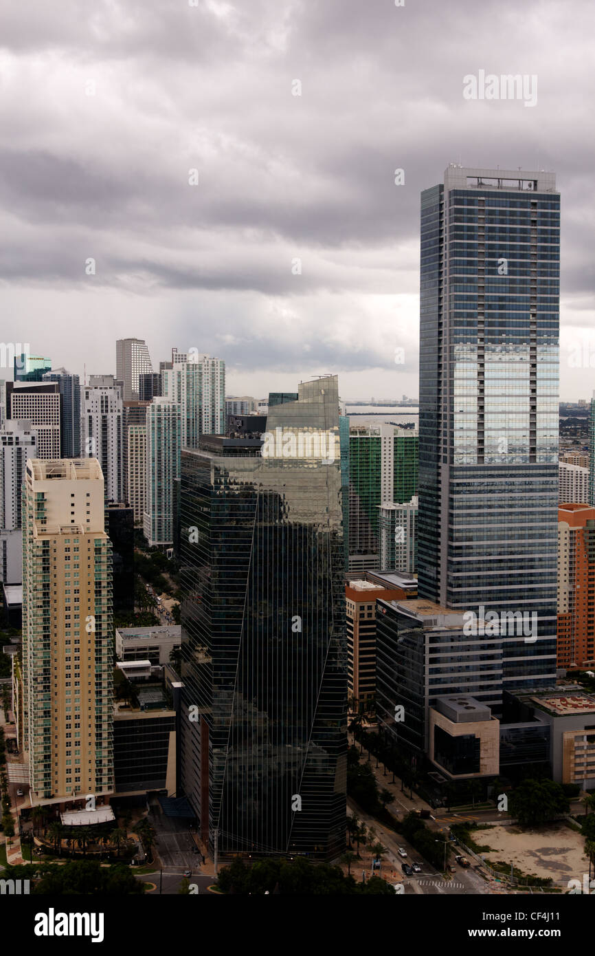 Die Gläserne Türme des Finanzviertels von Miami, FL in Brickell glitzernde unter schwere Gewitterwolken während eines tropischen Sturms. Stockfoto