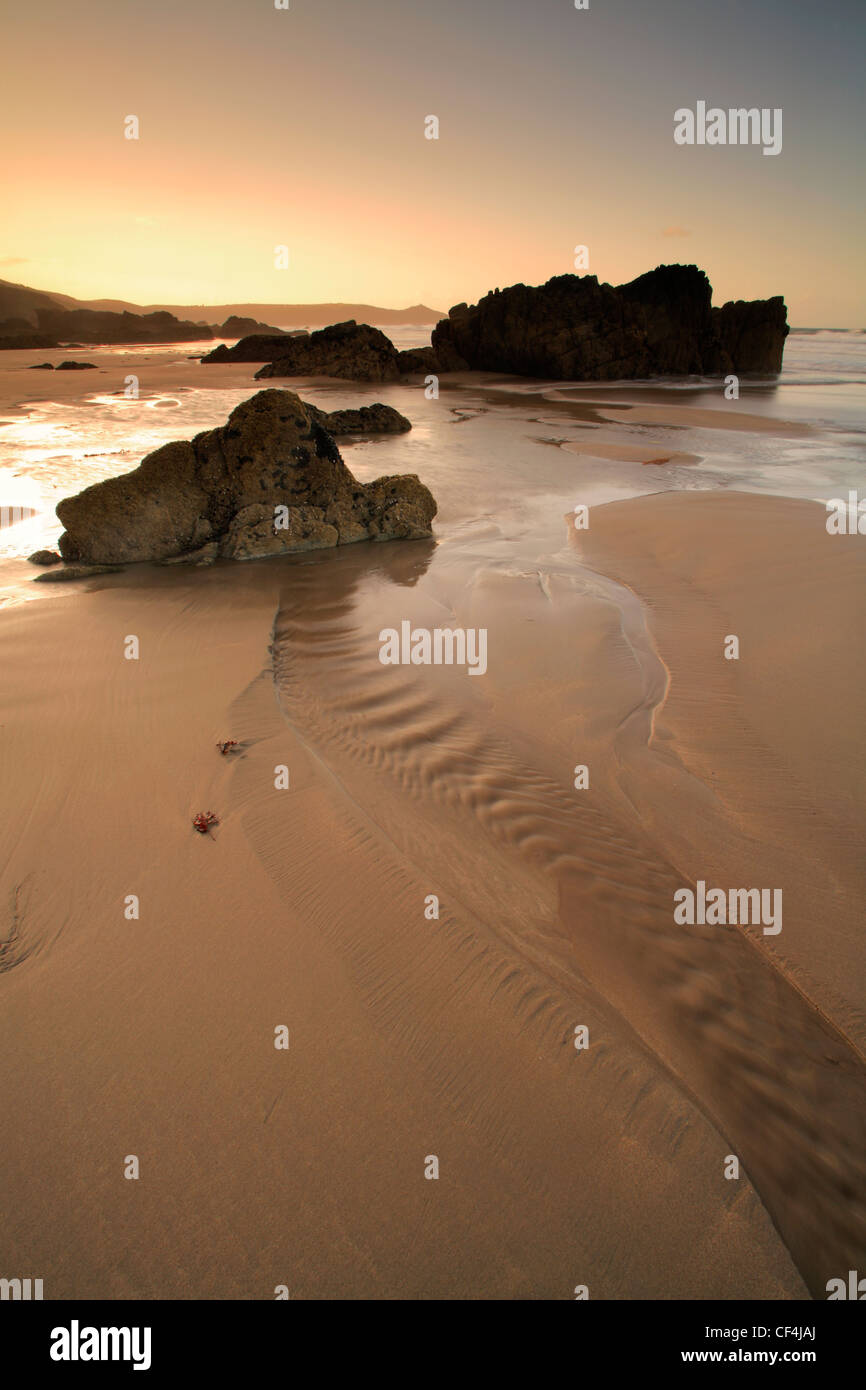 Sonnenaufgang im Whitsand Bay, einer großen Bucht, die von Rame Head, Portwrinkle in Cornwall führt. Stockfoto