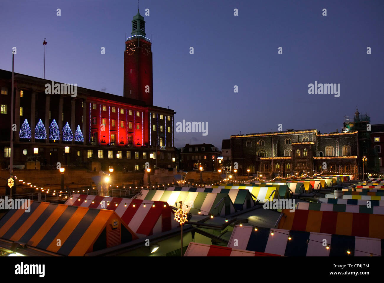 Eine Nacht Zeit Blick auf einem beleuchteten Norwich Markt und Rathaus zu Weihnachten. Stockfoto