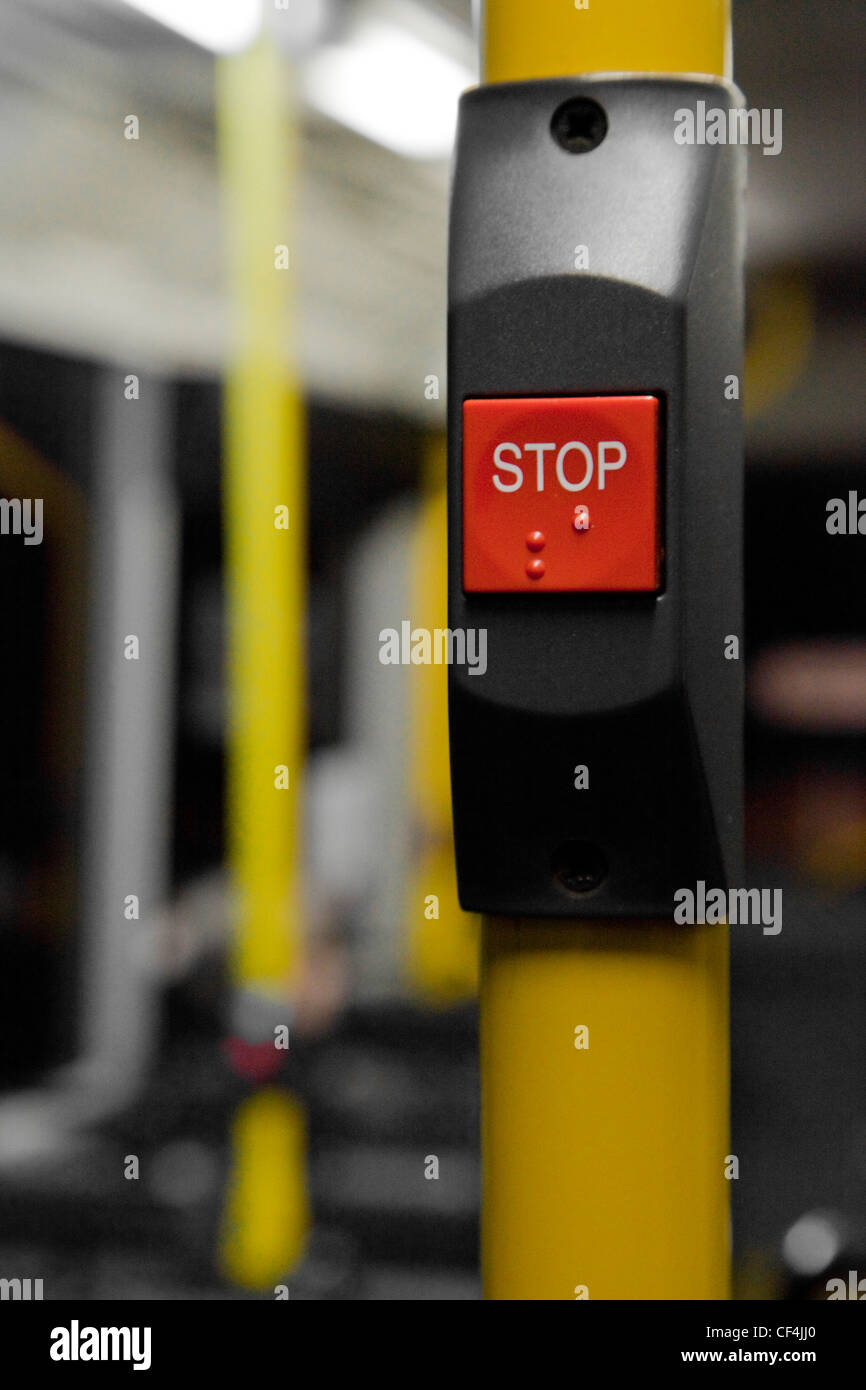 Die Stop-Taste auf einen Handlauf in einem Bus in Norwich. Stockfoto
