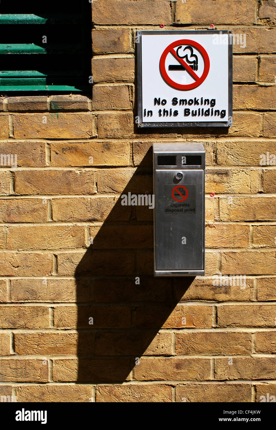 Kein Rauchen Zeichen und Aschenbecher auf einer Mauer montiert. Stockfoto