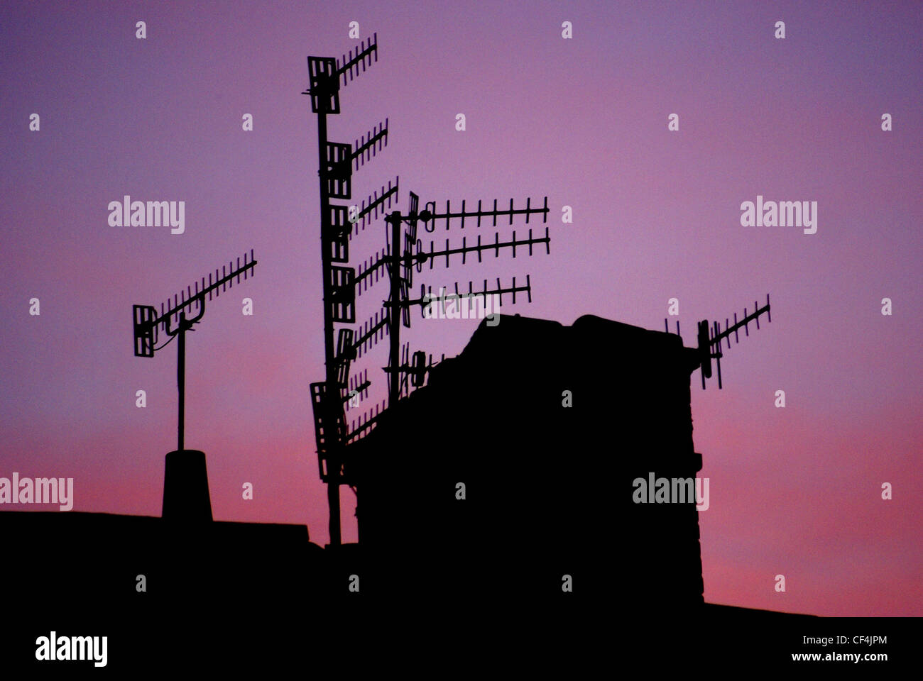 Fernsehantennen Silhouette gegen einen lila Sonnenuntergang in Hove. Stockfoto