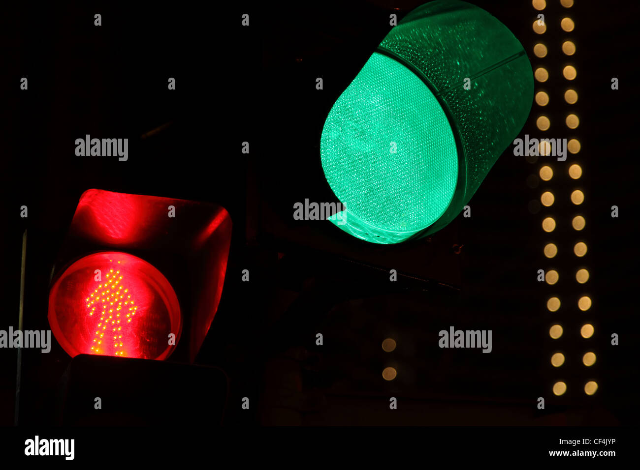 Ampel. grüne Lampe im Fokus. rote Glühbirne in unscharf. Stockfoto