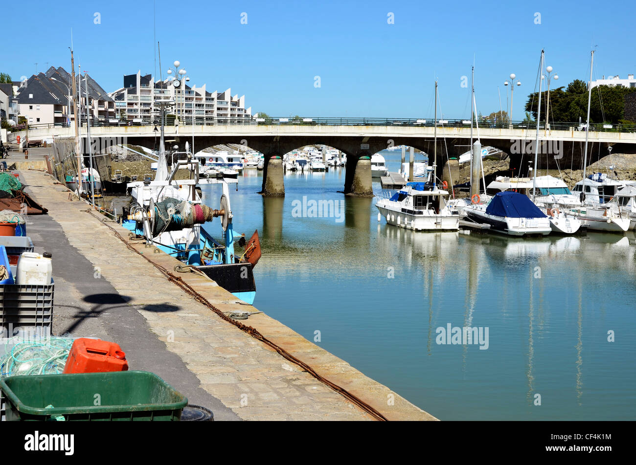 Hafen von Pouliguen und Gebäude in der Region Pays De La Loire in Westfrankreich Stockfoto