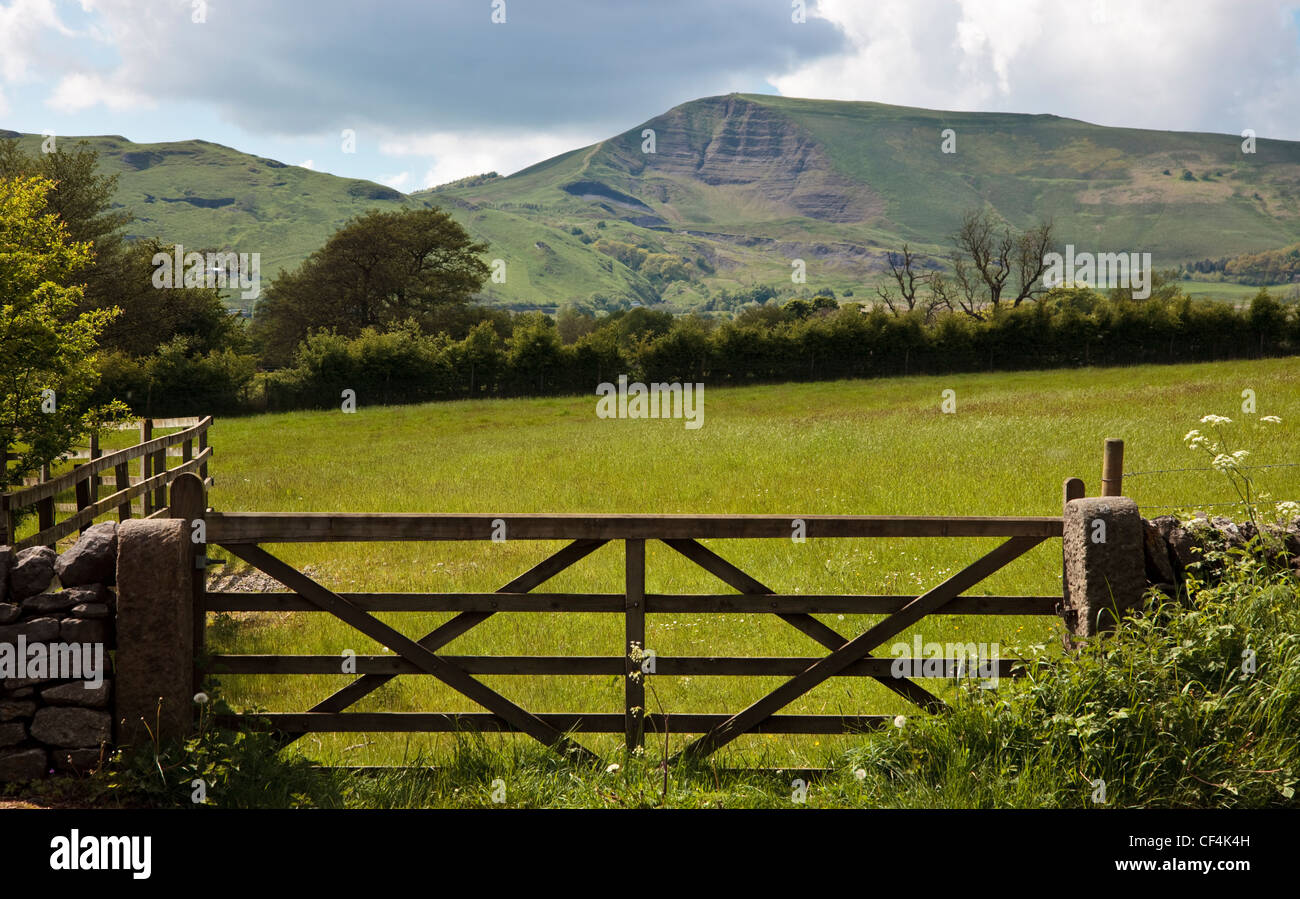 Blick über ein Feld über einen Hof in Richtung Mam Tor, einem Hügel in der hohen Peak Derbyshire, auch bekannt als das Zittern Mountai Stockfoto