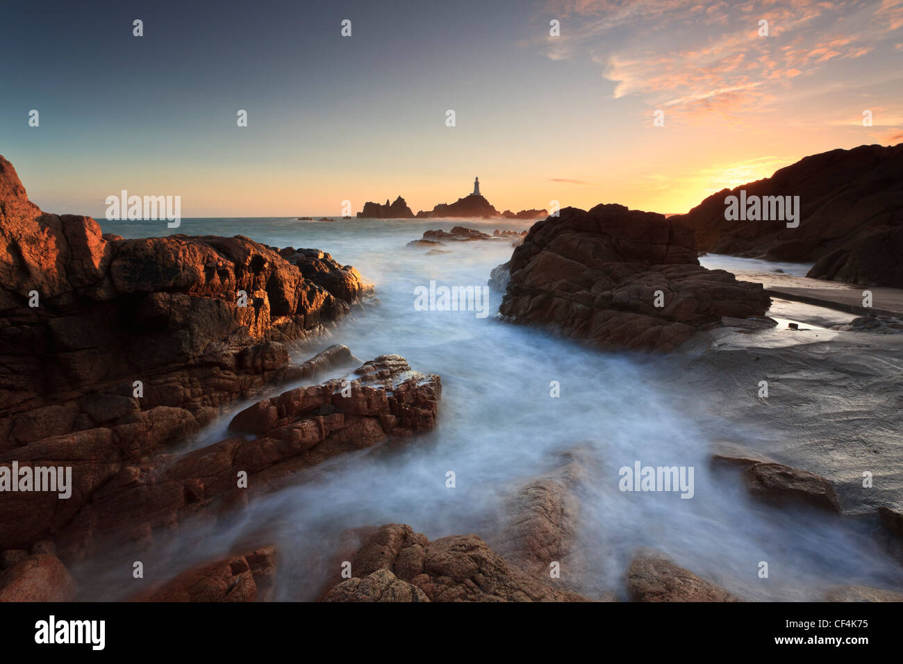 La Corbiere Leuchtturm, der erste auf den britischen Inseln bei Sonnenuntergang aus Beton gebaut werden. Stockfoto