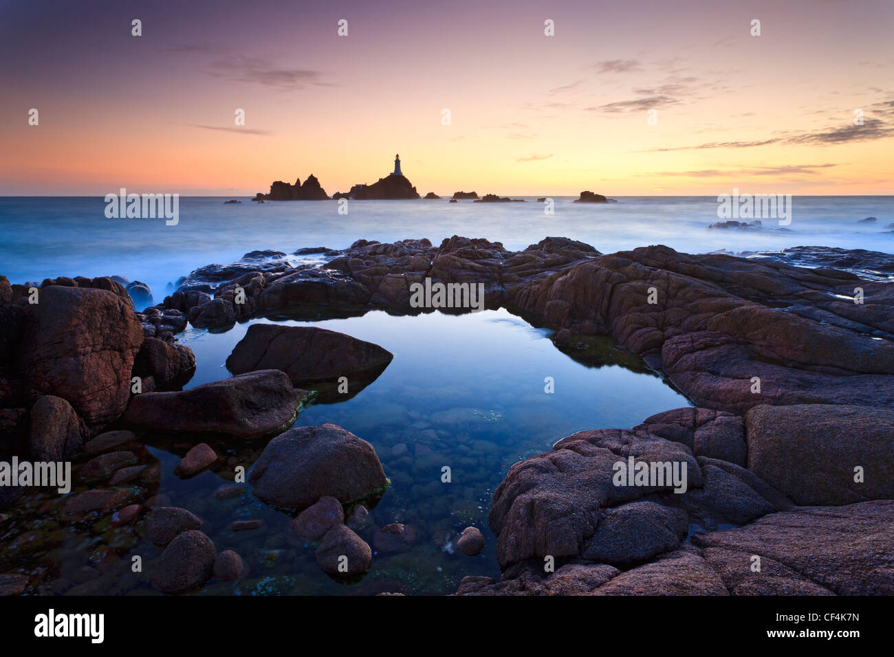 La Corbiere Leuchtturm, der erste auf den britischen Inseln bei Sonnenuntergang aus Beton gebaut werden. Stockfoto