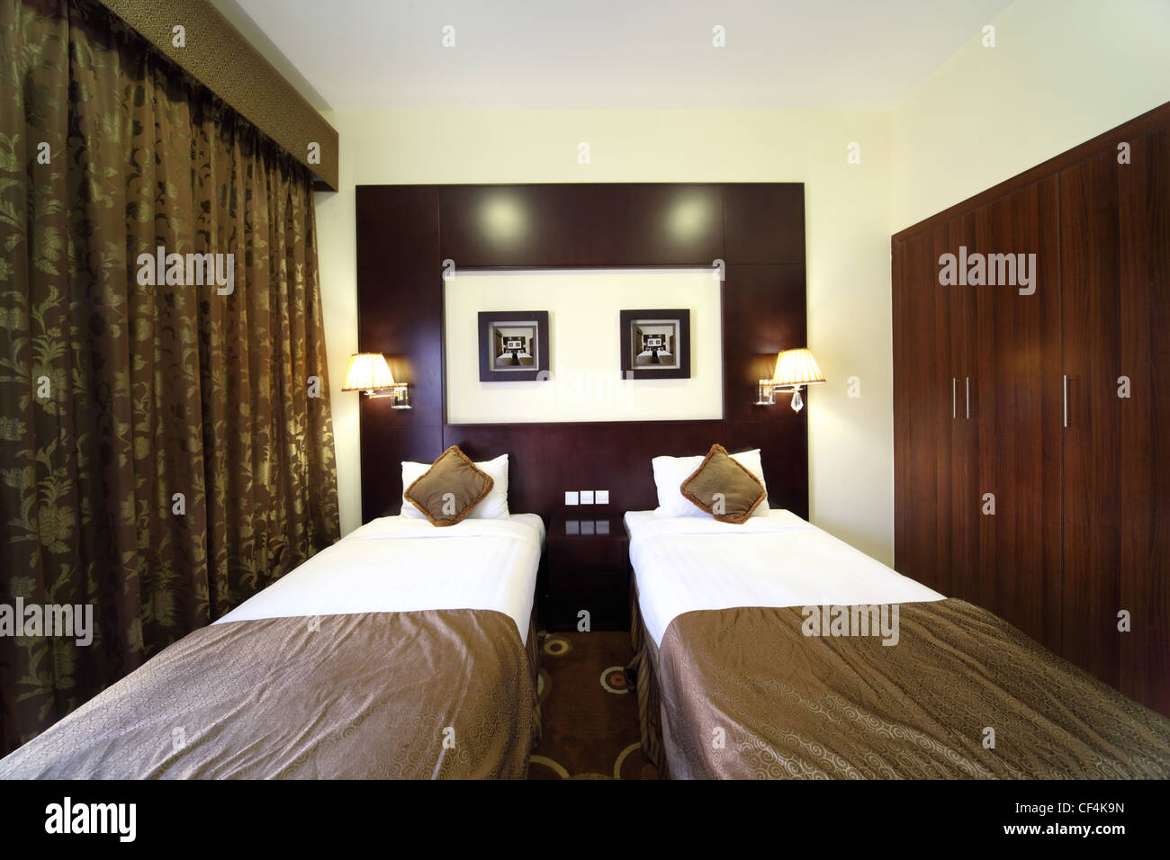 Schlafzimmer mit weißen Wänden, Kleiderschrank und zwei Betten allgemeine Vorderansicht Stockfoto