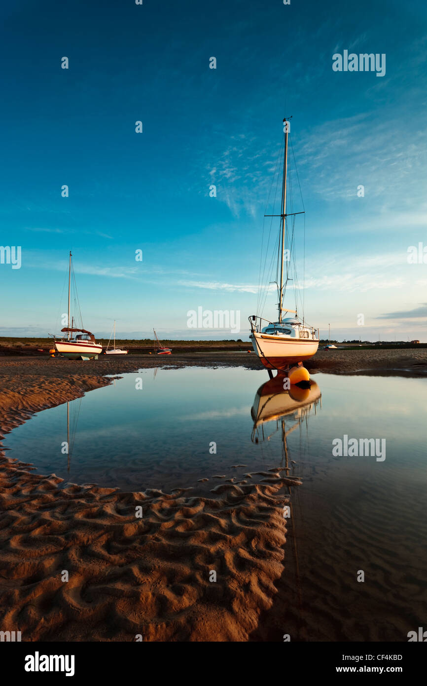 Boote auf der Sandbank bei Ebbe an Wells-Next-the-Sea an der Küste von Norfolk. Stockfoto