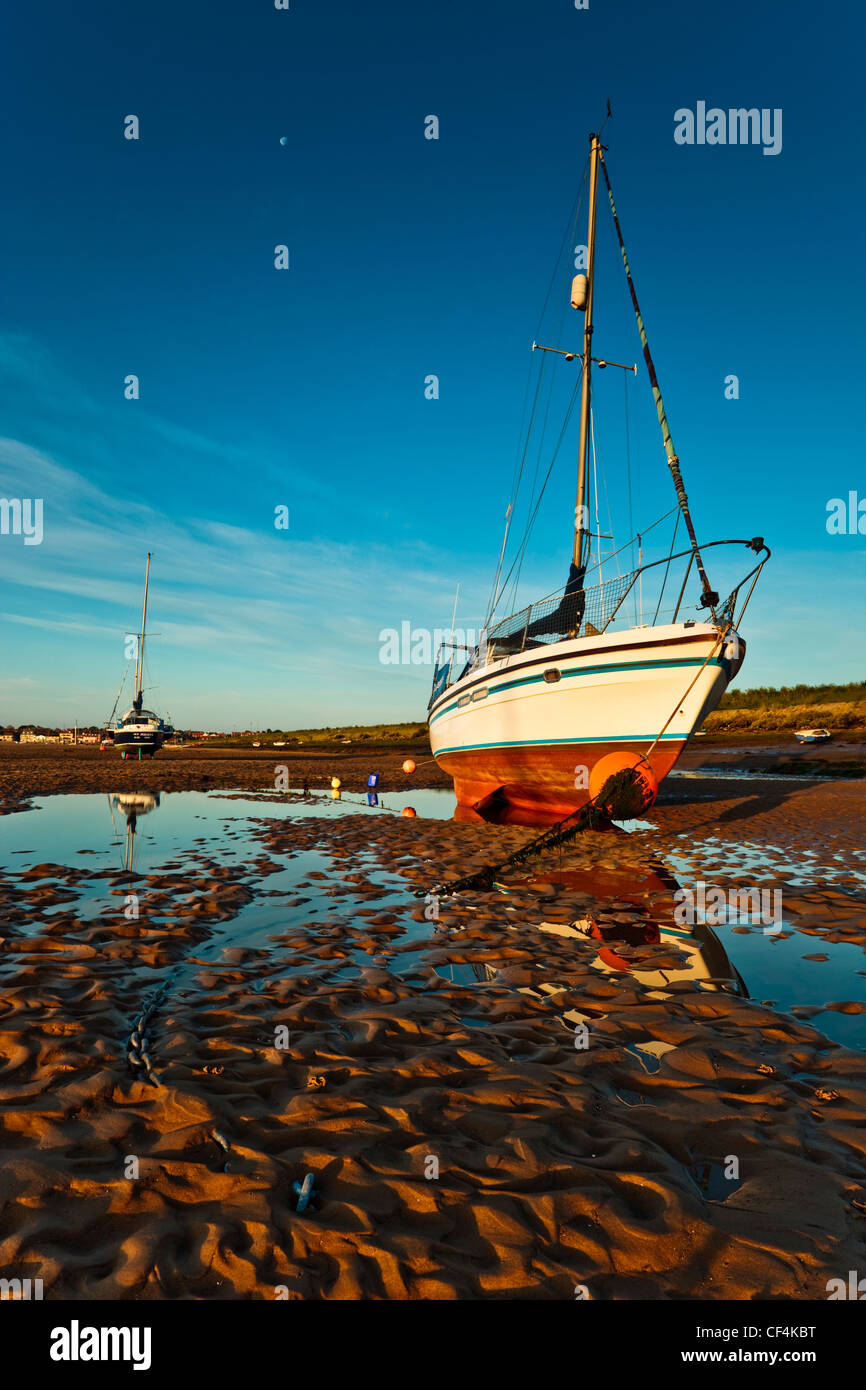 Boote auf der Sandbank bei Ebbe an Wells-Next-the-Sea an der Küste von Norfolk. Stockfoto