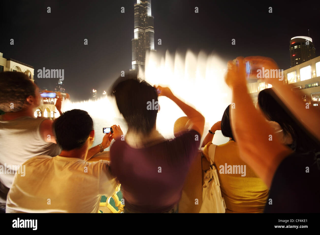 Touristen in Dubai Aufzeichnung von video und die Fotos bei Nacht abstrakte Motion blur Stockfoto