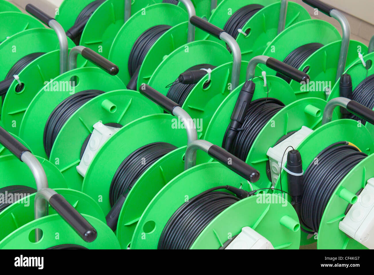 Gruppe von grünen Kabeltrommeln für Fiber optic Neuinstallation Stockfoto