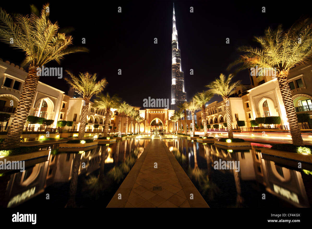 Burj Dubai, Nacht-Dubai-Straße mit Palmen und allgemeinen Blick auf den Pool, Vereinigte Arabische Emirate Stockfoto
