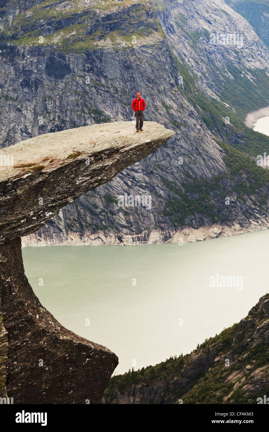 Wandern Sie in Norwegen Bergen Trolltunga Klippe in der Nähe von Odda Stockfoto