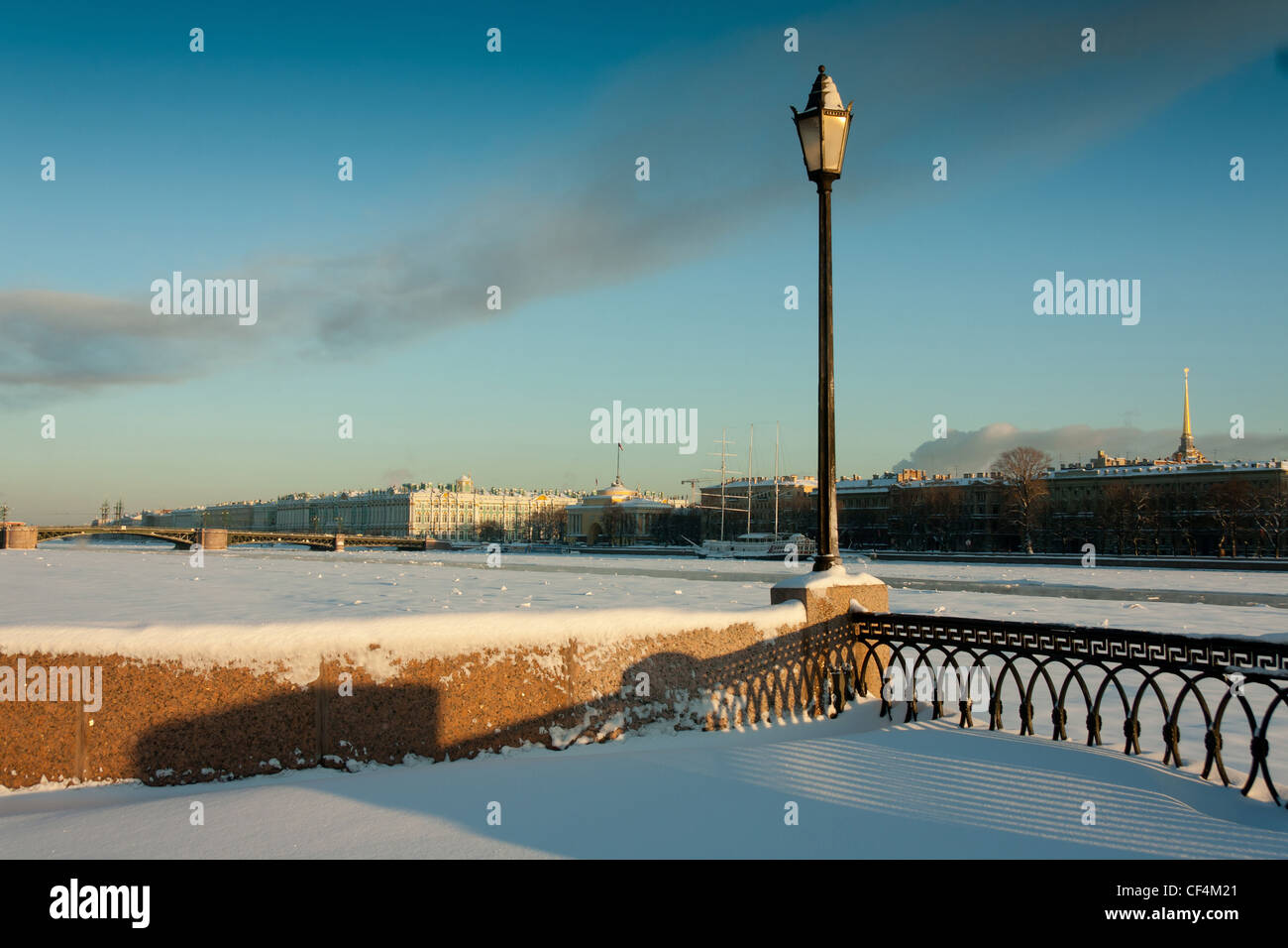 Newa, Sankt-Petersburg, Russland, Böschung, Laterne, die Eremitage, Winterpalast, Schlossbrücke, die meisten Dvortsoviy Stockfoto