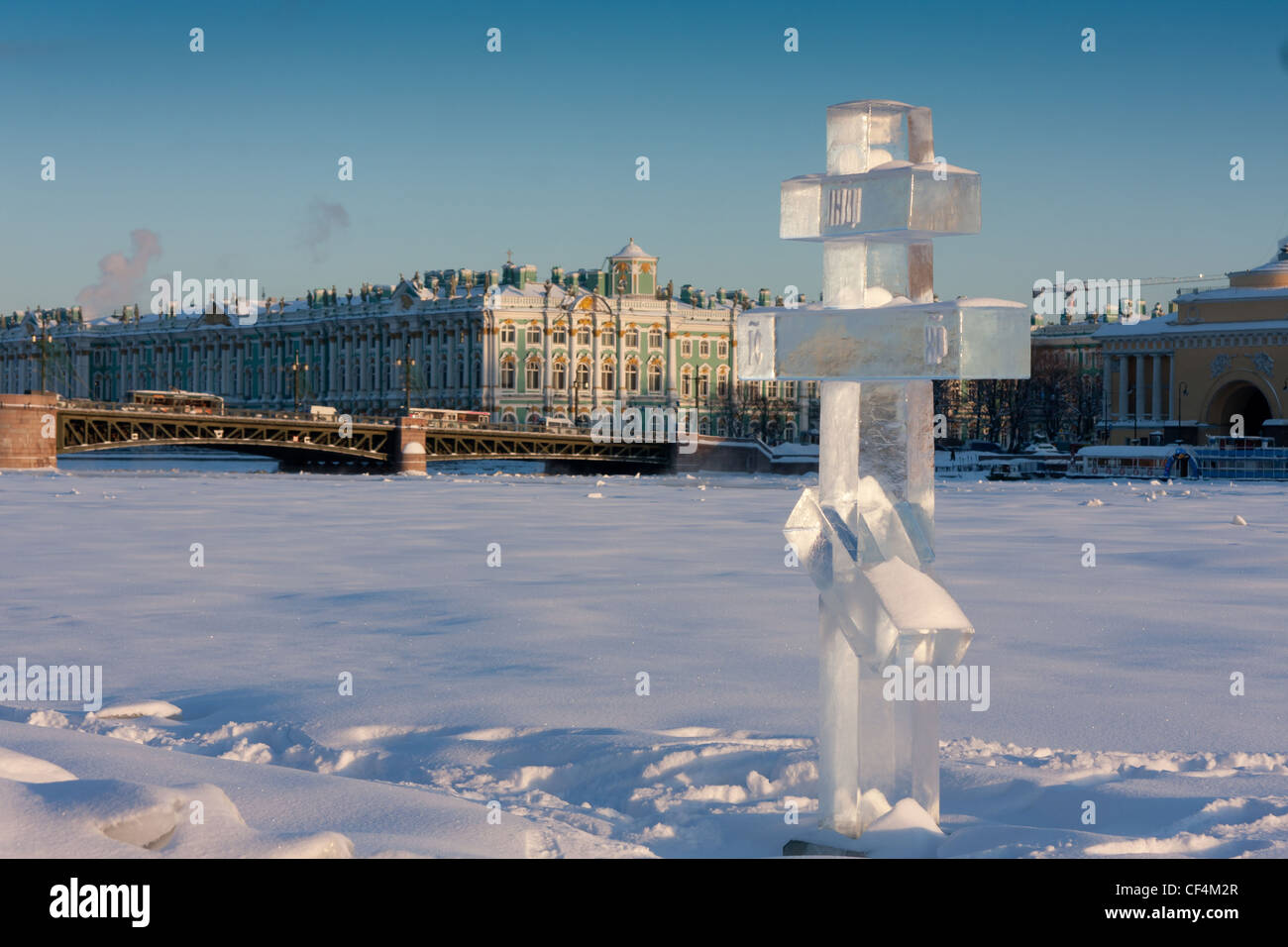 Die Staatliche Eremitage, Winterpalast, Schlossbrücke, die meisten Dvortsoviy, orthodoxes Kreuz, Sankt-Petersburg, Russland Stockfoto