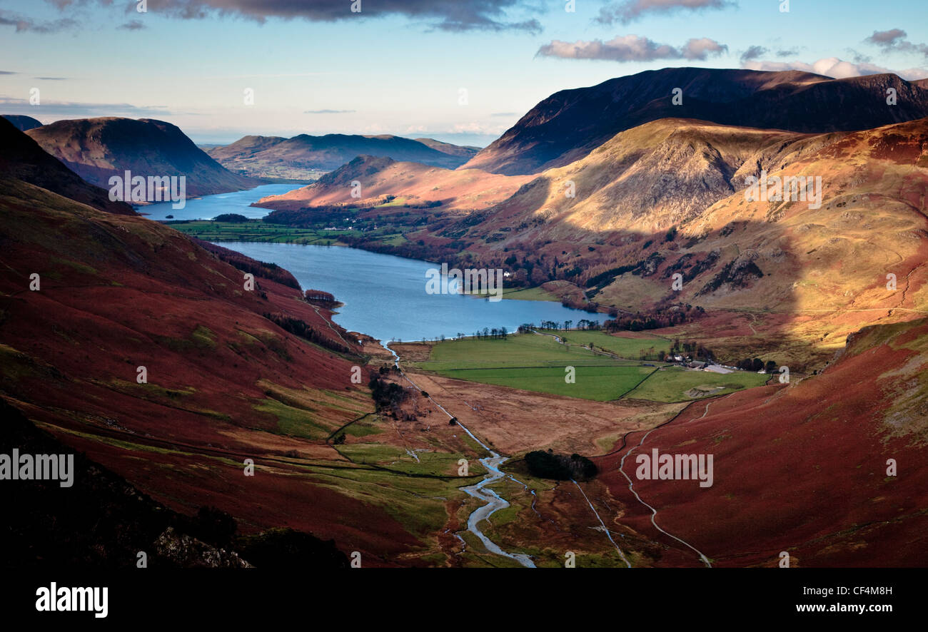 Ein Blick auf Crummock und Buttermere Seen von der Spitze der Heuhaufen im Lake District. Stockfoto
