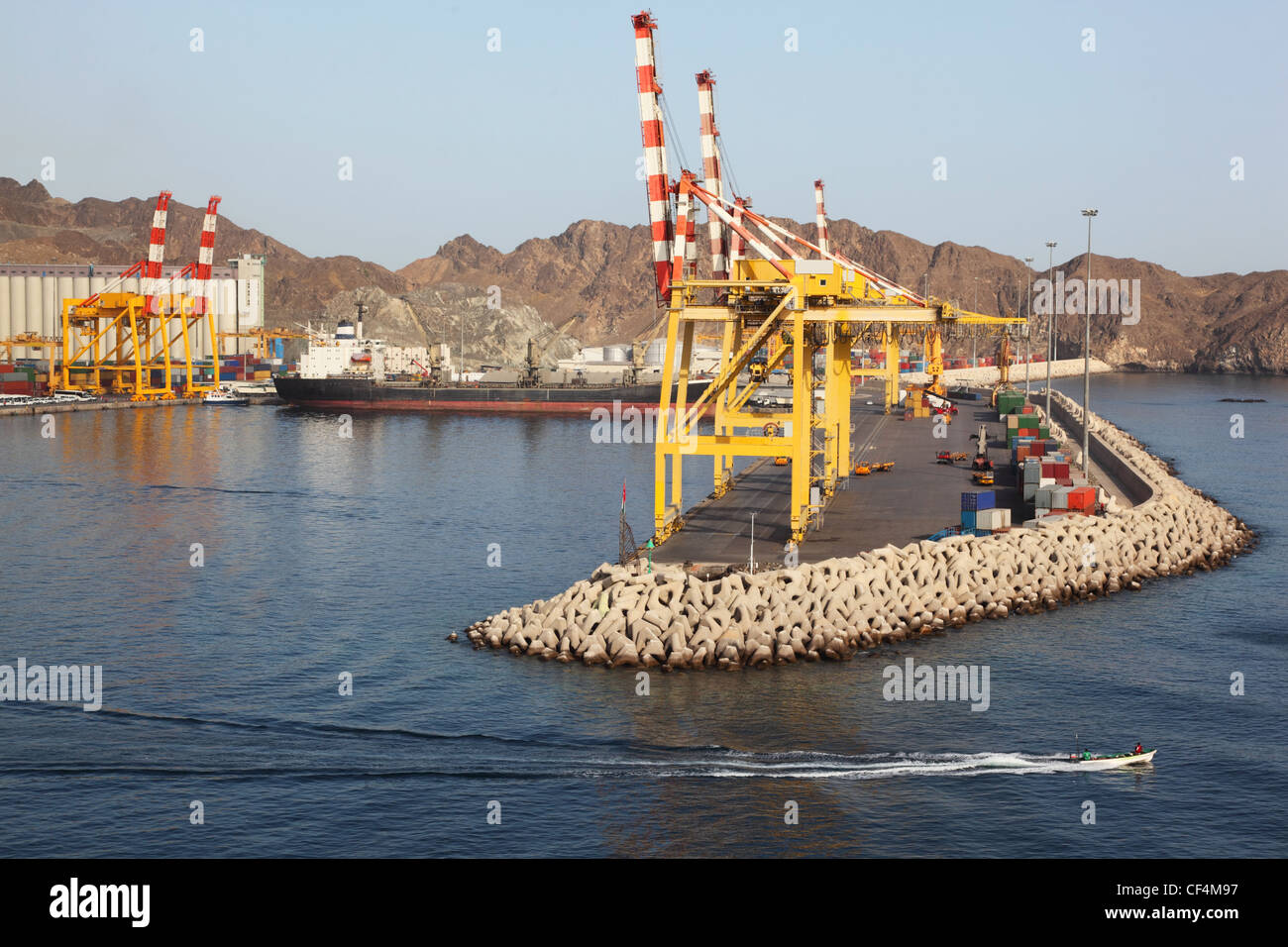 gelben Kräne im Hafen in der Nähe von Bergen Sommertag Stockfoto