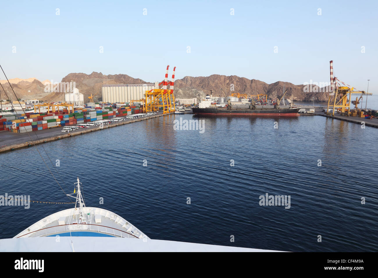 große schwarze Tanker laden Dock Blick vom Kreuzfahrtschiff Stockfoto