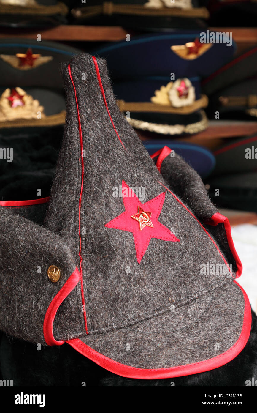 Budenny Hut Rote Armee Uniform mit roten Stern und Polizei Hüte auf Hintergrund Stockfoto