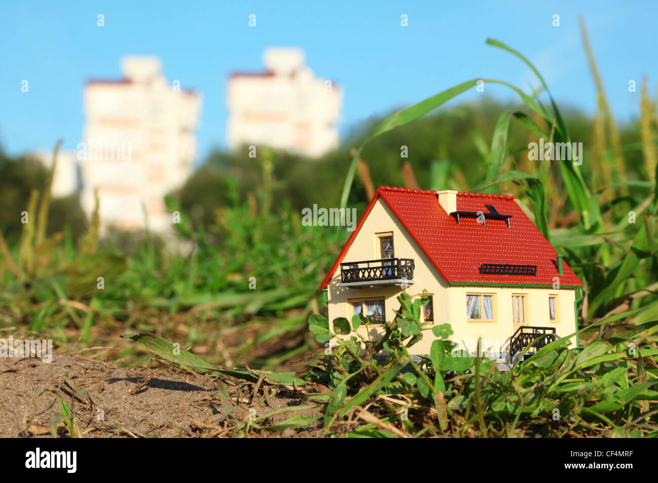 kleines Modell des Hauses im Fokus. zwei große Häuser in unscharf. Stockfoto