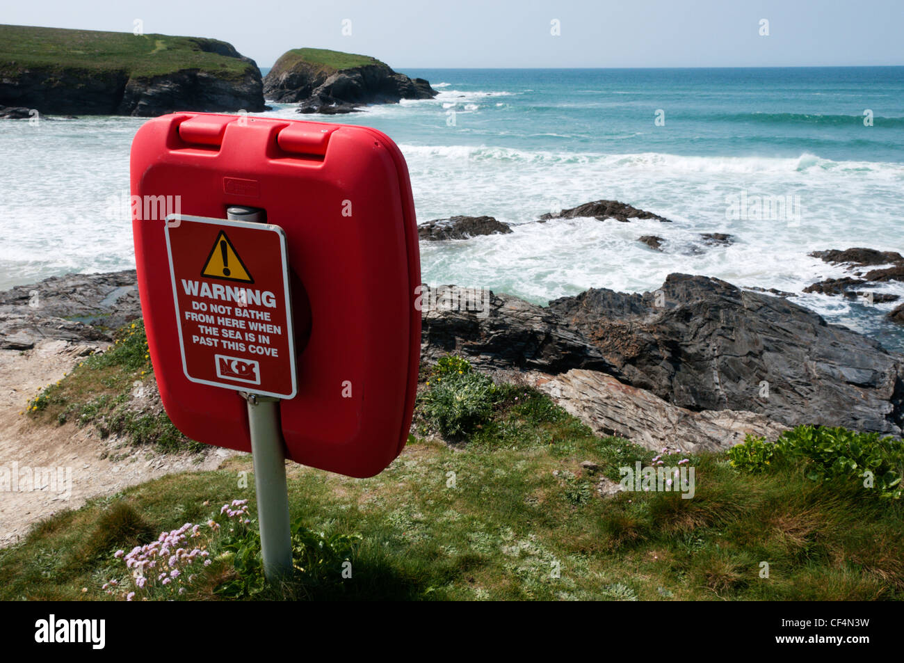 Achtung Hinweis auf der Rückseite des einen Rettungsring hinter einem Cornish Strand in der Nähe von Treyarnon Bucht. Stockfoto