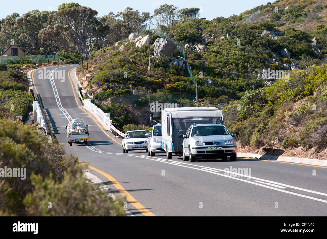 VW Auto abschleppen Wohnwagen auf Clarence Drive eine malerische Küstenstraße in der Nähe von Gordons Bay Western Cape Südafrika Stockfoto