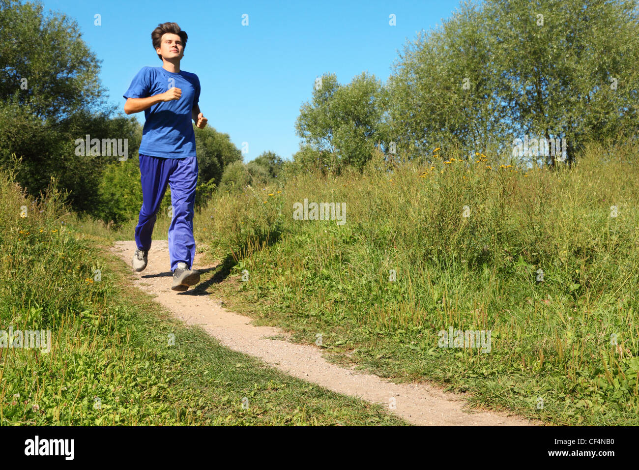 sonnigen Sommertag. ein Mann trägt sportliche Kleidung läuft. Stockfoto