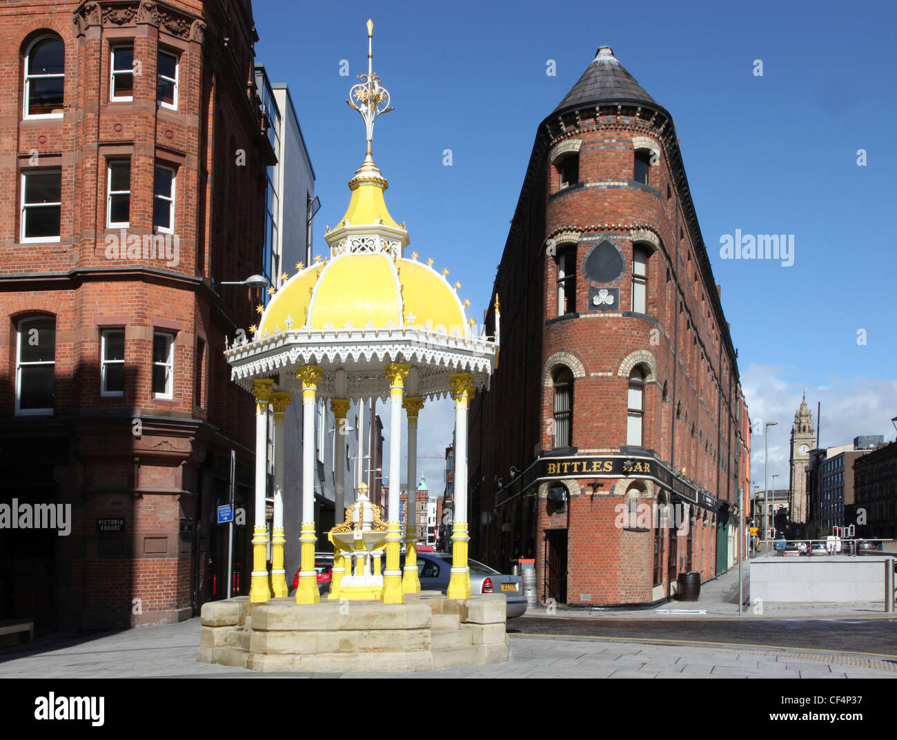 Jaffe-Brunnen, gebisslose Bar und das Albert Memorial Clock Tower, drei Wahrzeichen des 18. Jahrhunderts-Belfast. Stockfoto