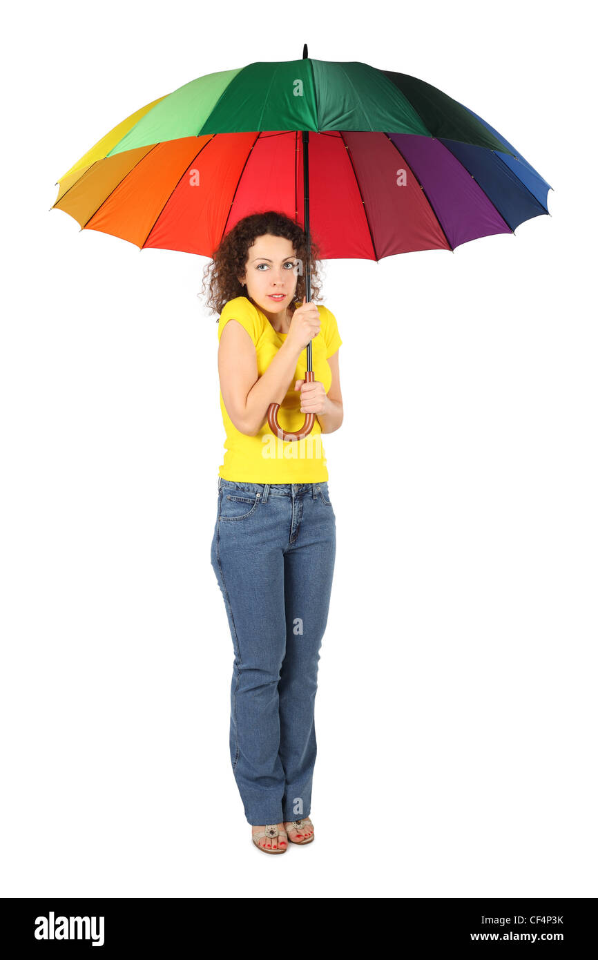 junge gefrorene Schönheit Frau im gelben Hemd mit bunten Regenschirm stehen isoliert auf weiss Stockfoto