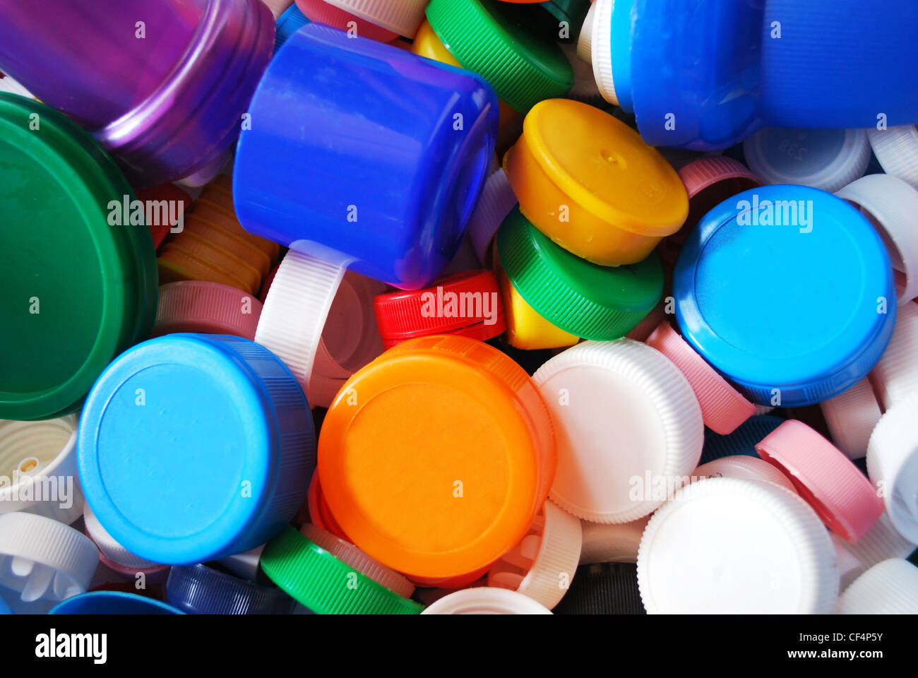 Multicolor Kunststoff Kronkorken für das recycling als Hintergrund Stockfoto