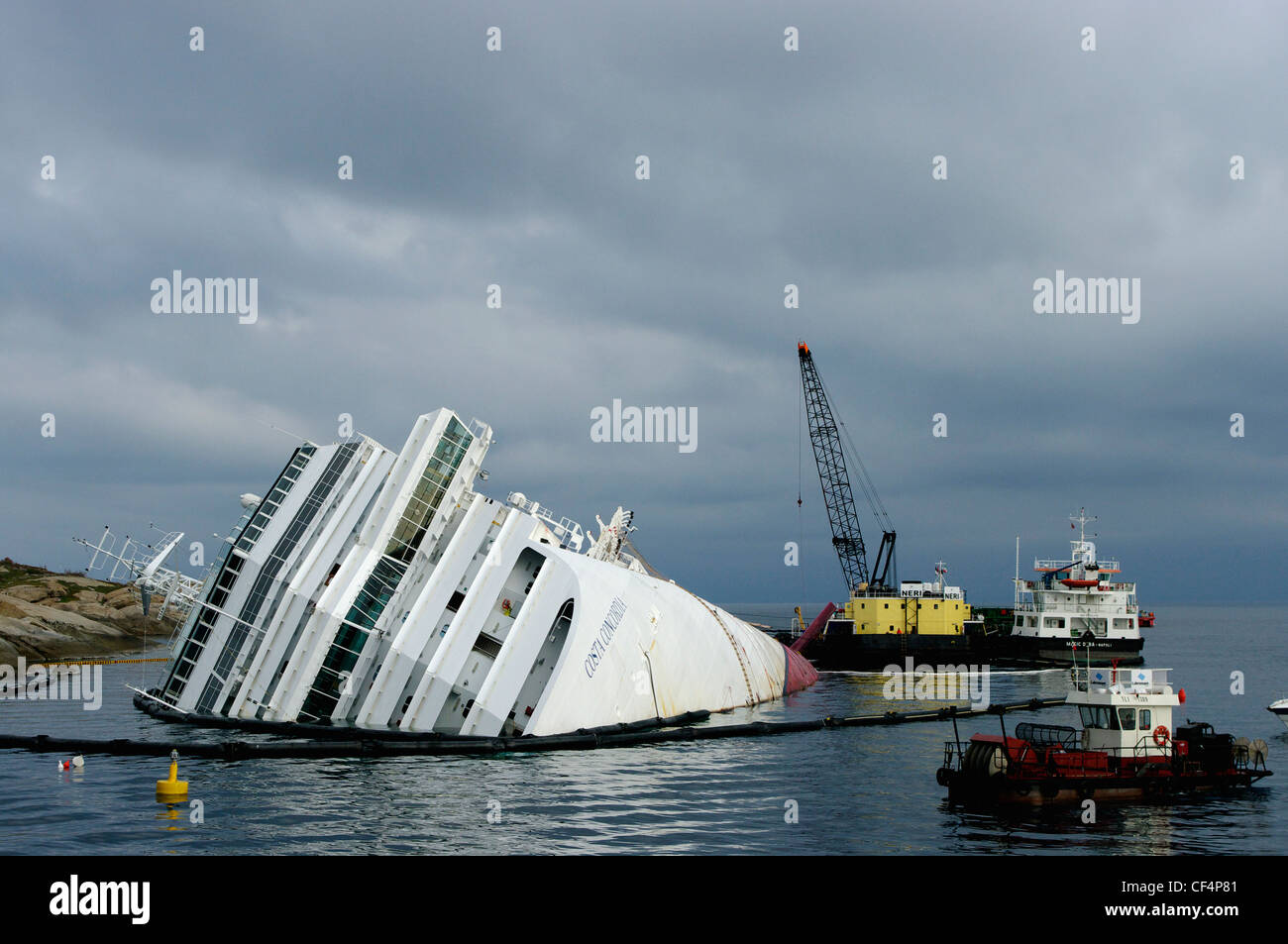 Pumpen von Kraftstoff aus der Costa Concordia liegend neben Insel Giglio, toskanischen Archipels, Italien Stockfoto