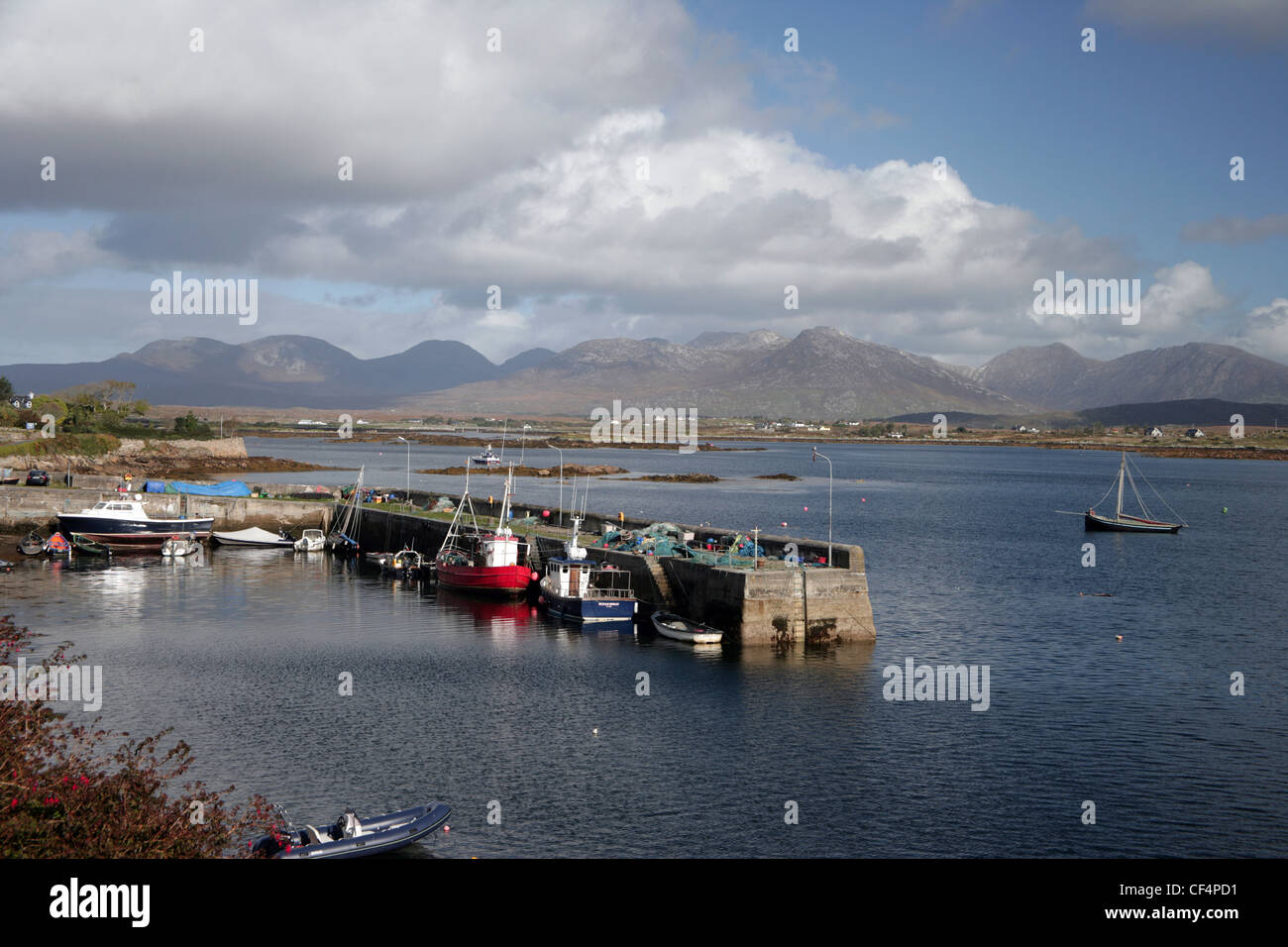 Die Twelve Bens von Roundstone Hafen, Connemara im County Dublin. Stockfoto