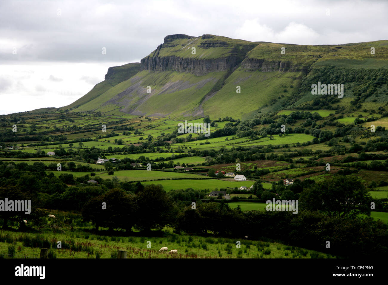 Yeats Land, County Sligo, Irland, zeigen die Dartry Mountains und Ben Bulen. Stockfoto