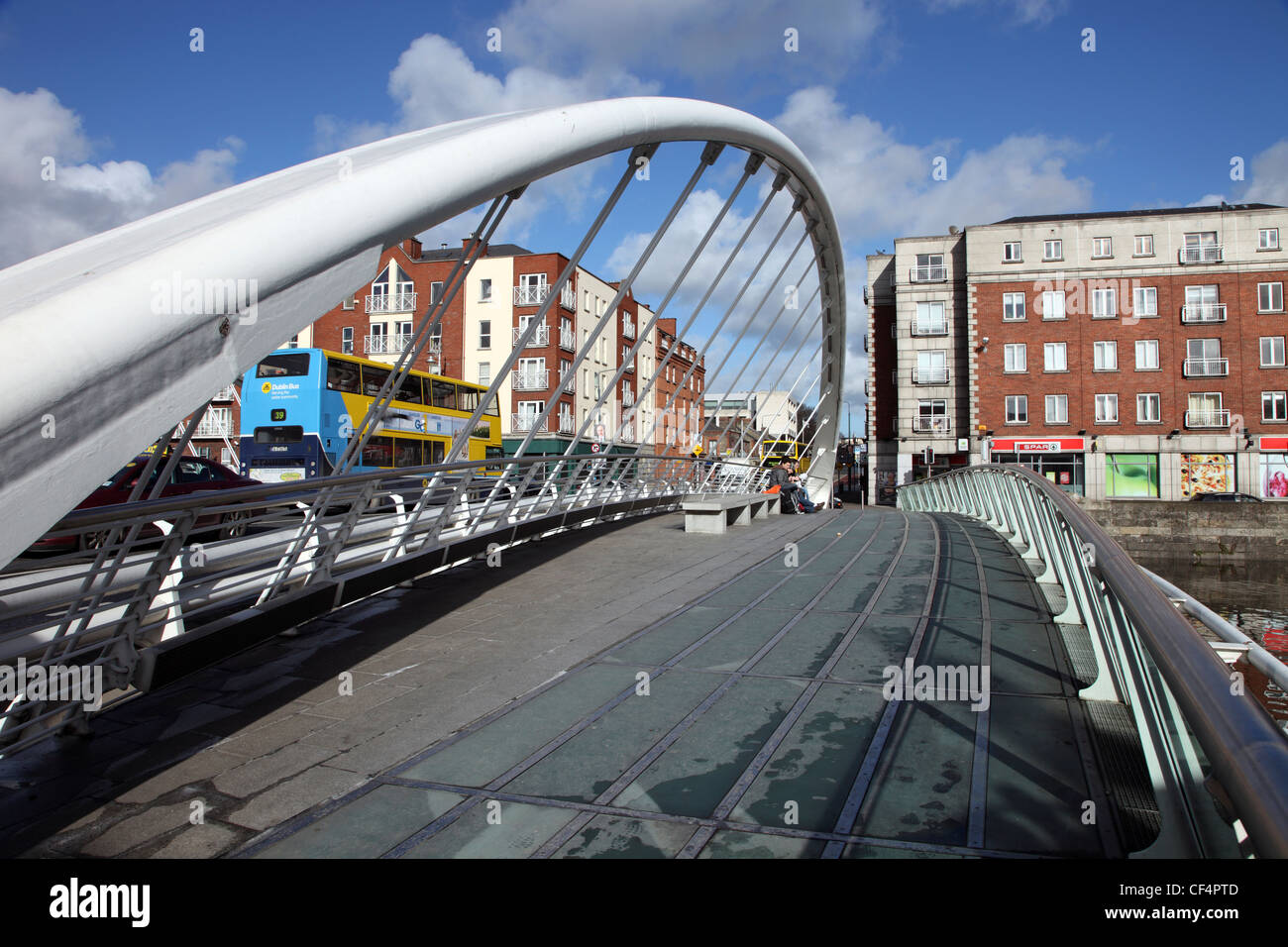 Blick nach Norden über James Joyce Brücke, ein einzelnes span Straßenbrücke Ushers Insel mit Nord Kais über den Fluss Liffey verbinden. Th Stockfoto