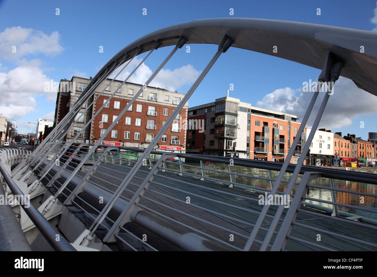 Norden Kais von James Joyce Bridge gesehen, ein einzelnes span Straßenbrücke Ushers Insel mit Nord Kais über den Fluss Liffey verbinden. Stockfoto