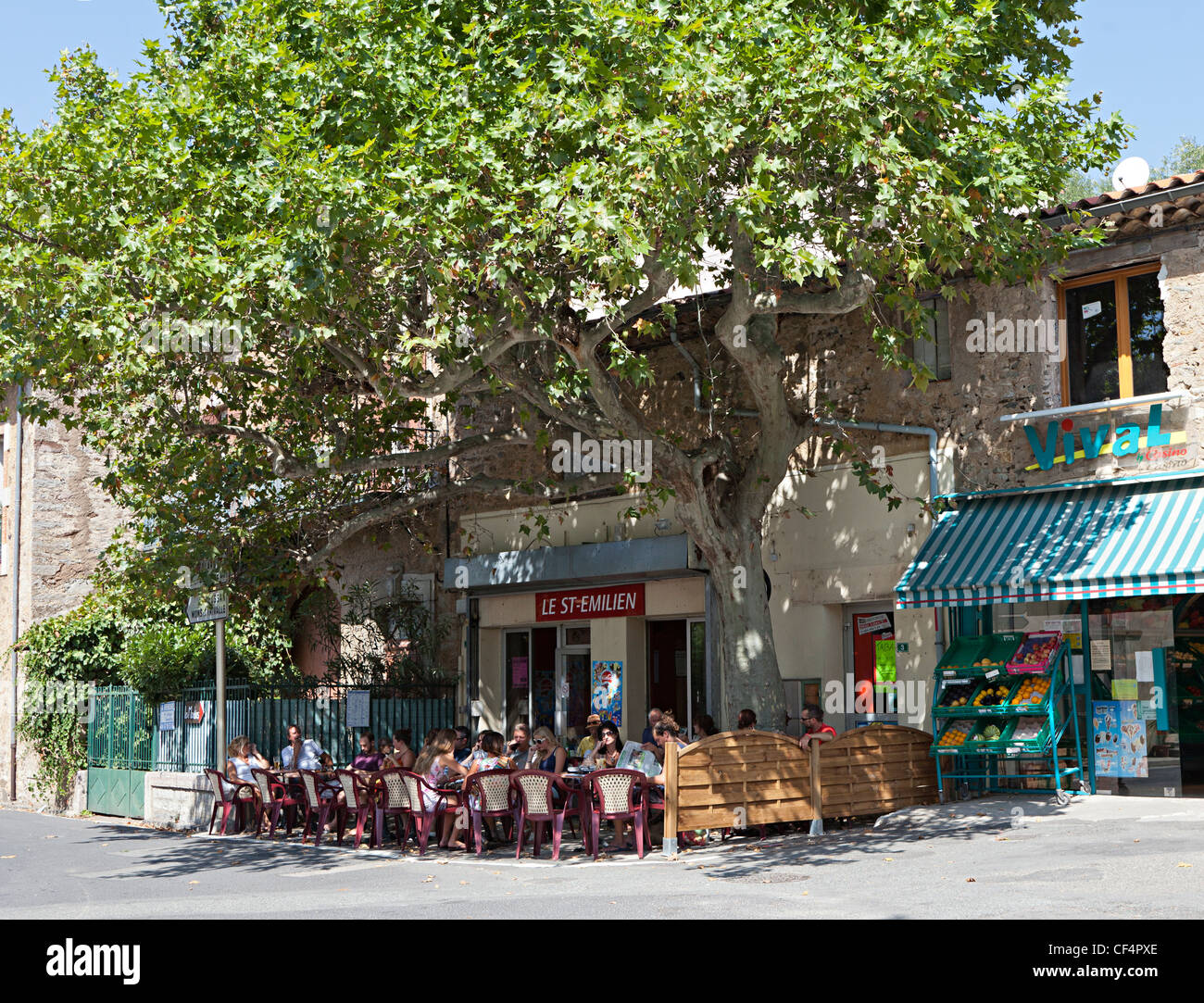 Pflaster-Restaurant im Schatten des Baumes, Roquebrune, Herault Languedoc Roussillon, Frankreich Stockfoto