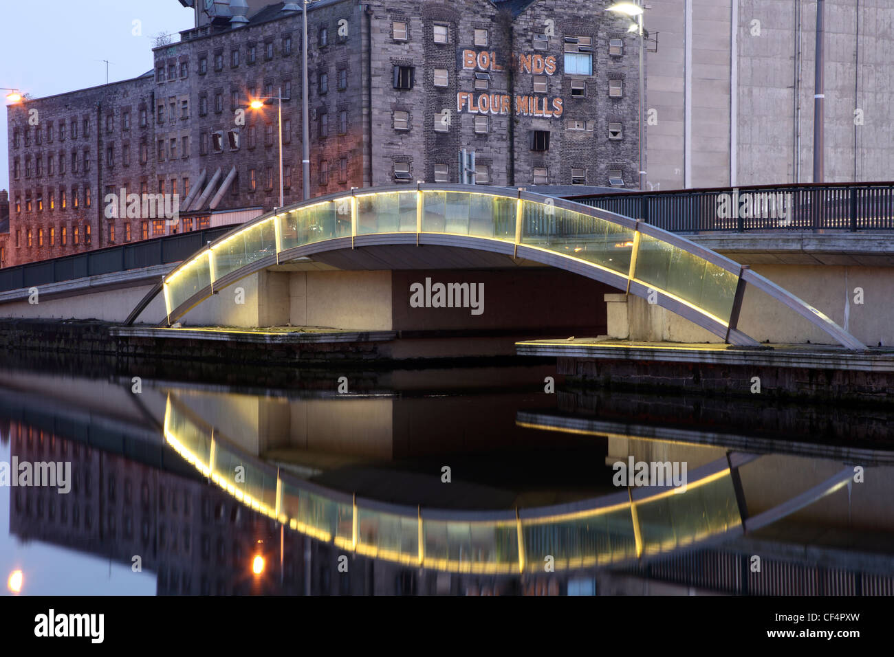 Grand Canal Dock Bridge, Ringsend Road, über den Canal Grande, in die regenerierte Grand Canal Square der South Docklands in Dublin Stockfoto