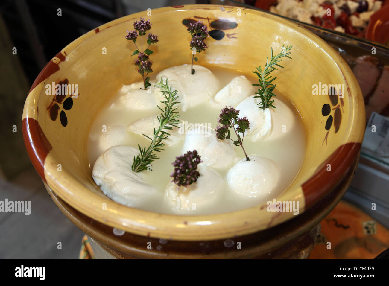 Schafe-Käse, verkauft von Länderauswahl auf dem Milchmarkt, ein historischer Bauernmarkt bietet eine Vielzahl von frischen, lokalen, Stockfoto
