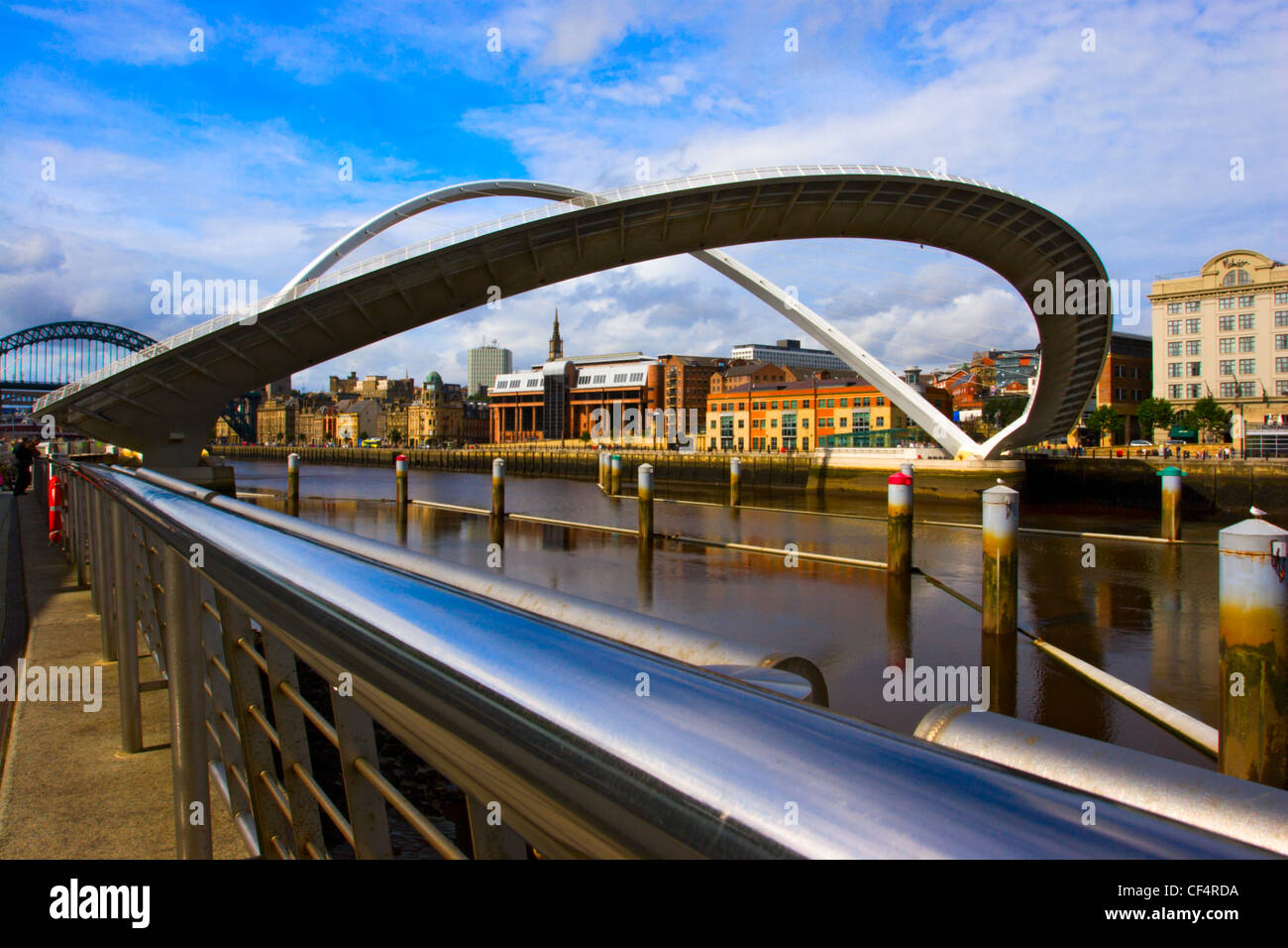 Gateshead Millennium Bridge, der weltweit erste und nur kippen Brücke über den Fluss Tyne. Stockfoto
