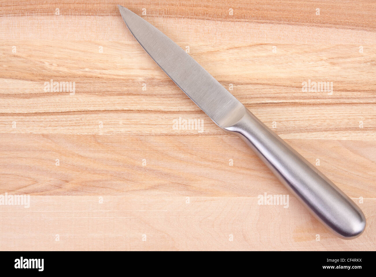 Messer auf der Oberfläche von einem Holzbrett. Stockfoto