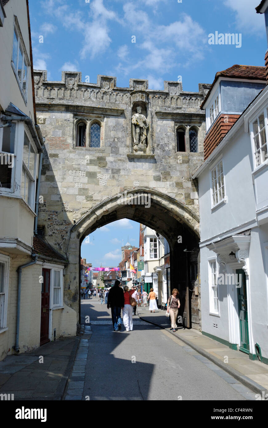 Das 14. Jahrhundert Nordtor in Salisbury in der Cathedral Close führt. Das Tor ist noch von 23:00 bis 06:00 jede Nacht gesperrt. Stockfoto