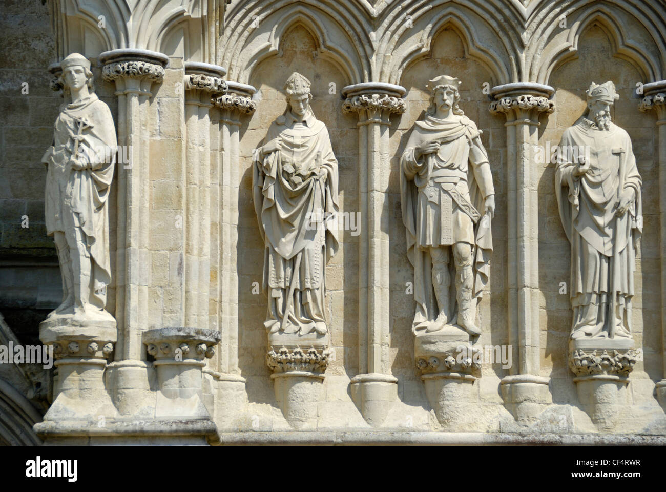 Statuen von Heiligen und allegorischen Figuren auf der Außenseite der Kathedrale von Salisbury. Stockfoto