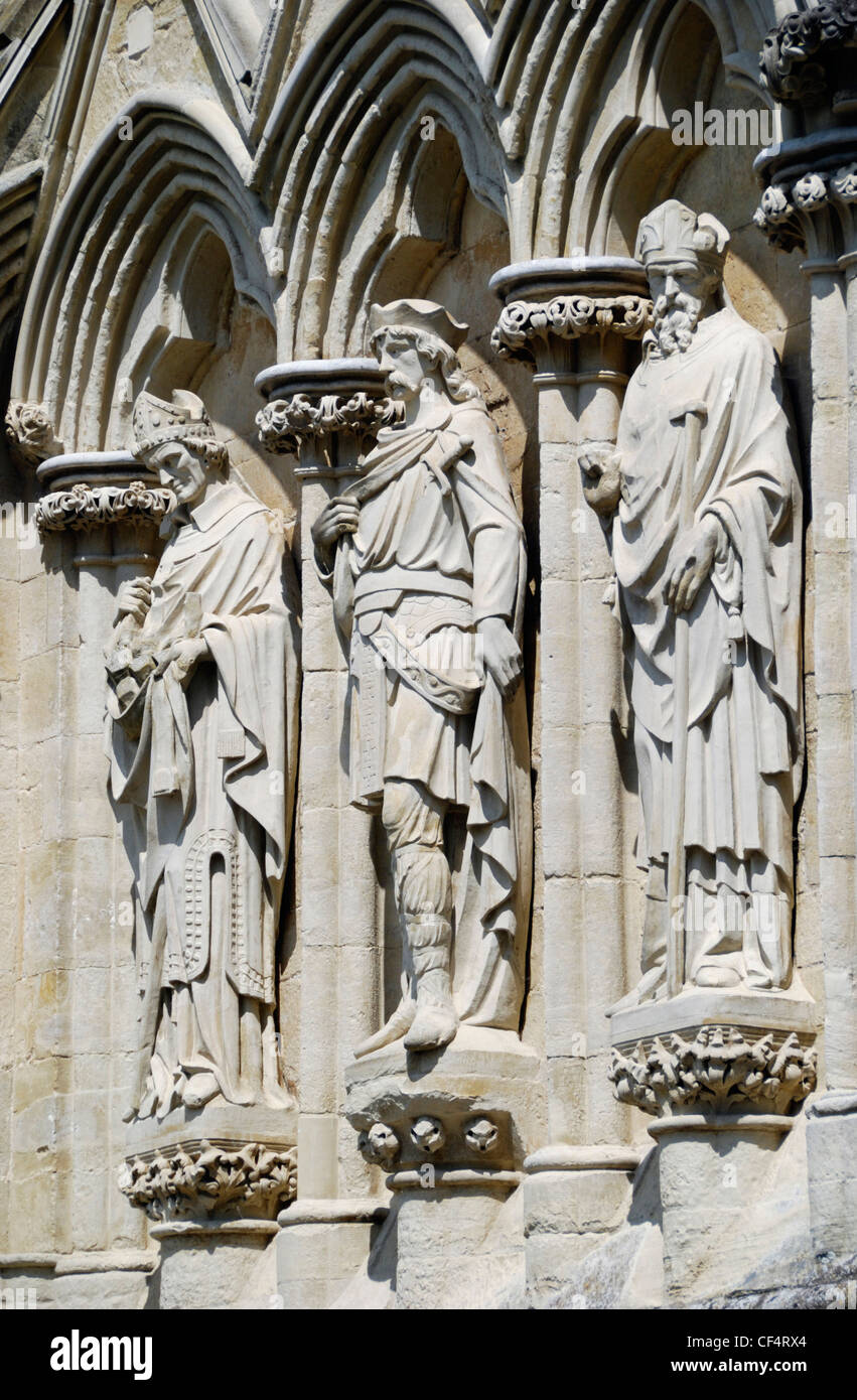 Statuen auf der Fassade der Kathedrale von Salisbury. Stockfoto